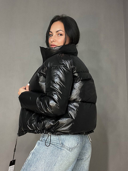Куртка жіноча Lady Yep 9073 глянцева пуффер з кишенями без капюшона коротка чорна, чорний, 42 Київ - фото 12