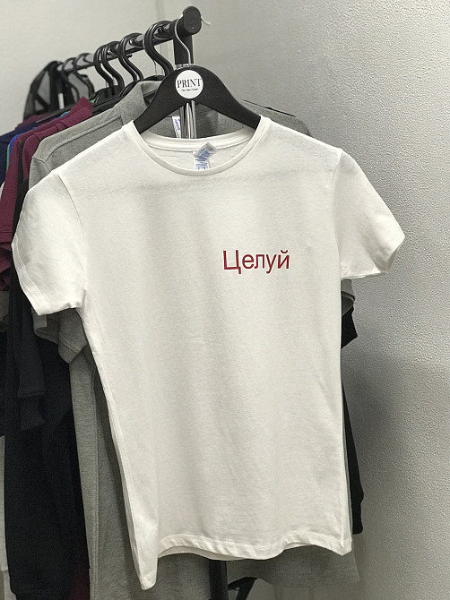 Женская футболка с надписью - 