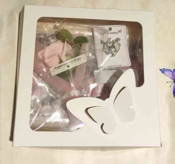 Набір подарунковий: шарф з магнітною застібкою, мило-букет і брошка знак зодіаку в подарунковій коробці Рожевий Сміла