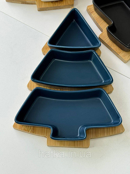 Тарілка менажниця новорічна "Синя Ялинка" кераміка 26*15*h5 см бамбукова підставка 8030-354 Київ - фото 1