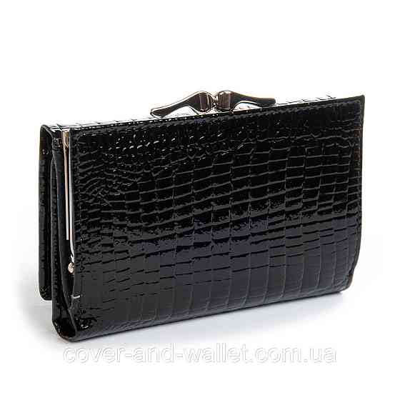 Лаковый женский кошелек небольшого размера черного цвета ST Leather Киев