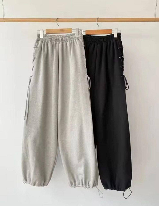 Женские очень широкие оверсайз брюки с акцентной шнуровкой по бокам Черный Одесса - изображение 2