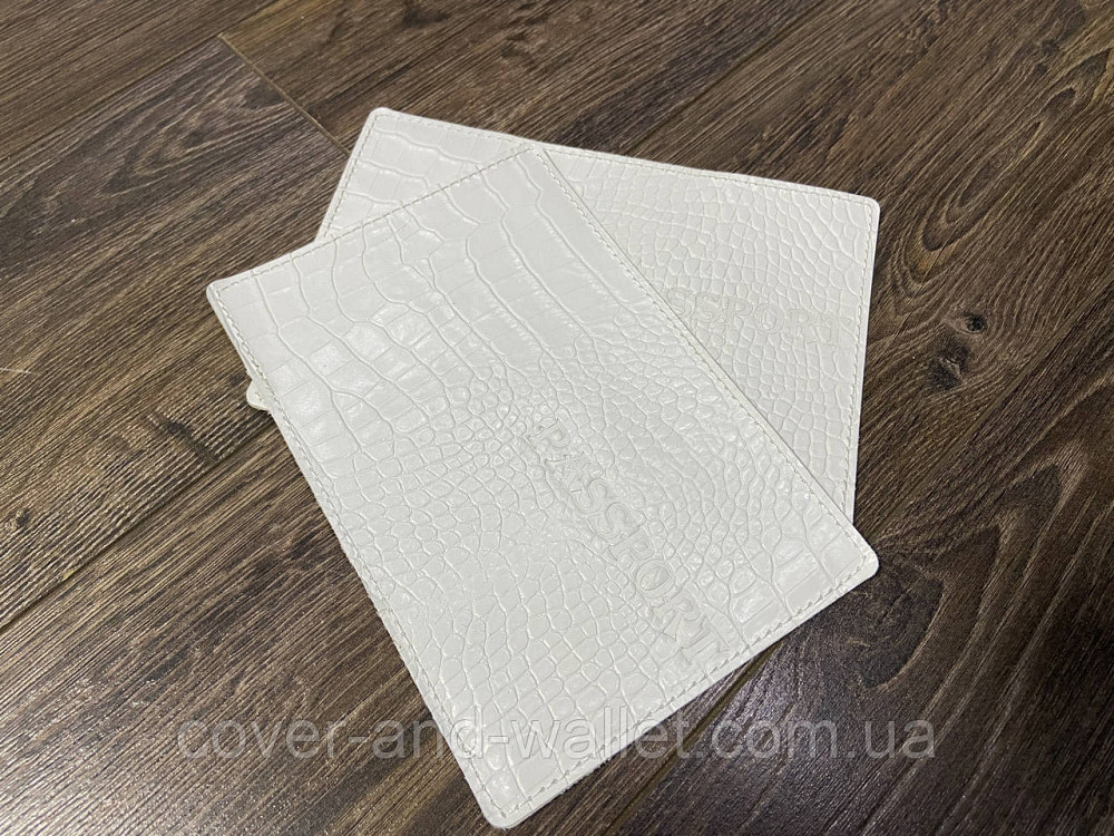 Жіноча шкіряна обкладинка на паспорт білого кольору під крокодила ST Leather Київ - фото 1