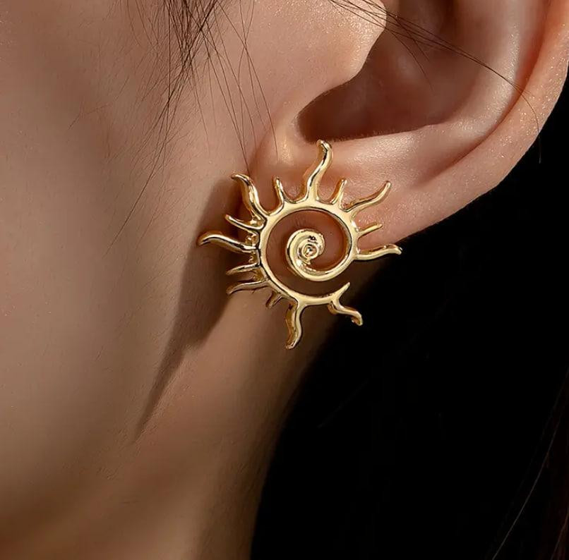 Серьги-пусеты с дизайном 