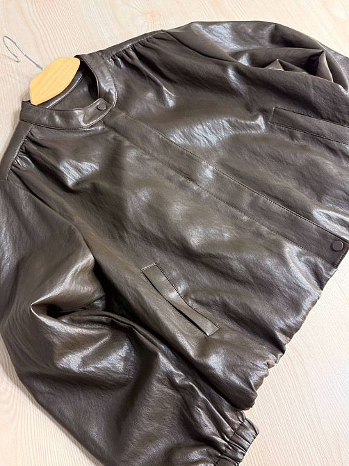 Куртка жіноча Ou Mai 3351 з екошкіри бомбер на блискавці комір-стійка оверсайз коричнева, коричневий, L Київ - фото 8