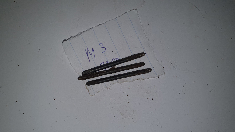 Метчик метрический ручной М3х0.5 черный. СССР. Харьков - изображение 1