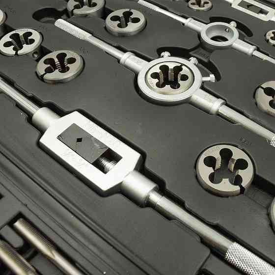 Набір мітчиків та плашок метричний 110 предметів JBC-B110-1 Одесса