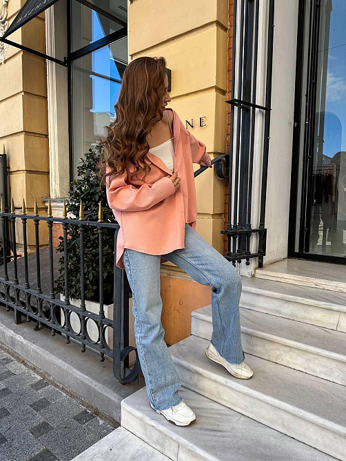 Женская базовая оверсайз рубашка из микровельвета Пудра Одесса - изображение 5