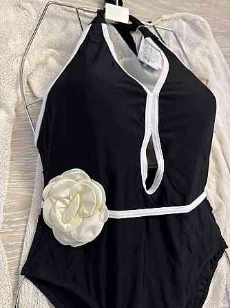 Жіночий суцільний купальник із квіткою Чорний M Харків