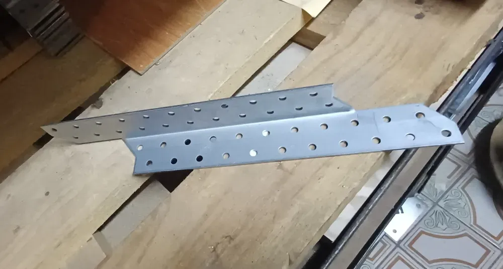 Кутник універсальний з ребром жорсткості 145×145×95 (2, 5 мм) Українка - фото 14