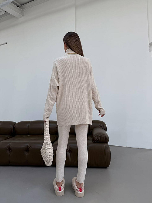 Женский прогулочный оверсайз костюм: свитер в рубчик оверсайз и лосины с эффектом утяжки вязка Беж Одесса - изображение 6