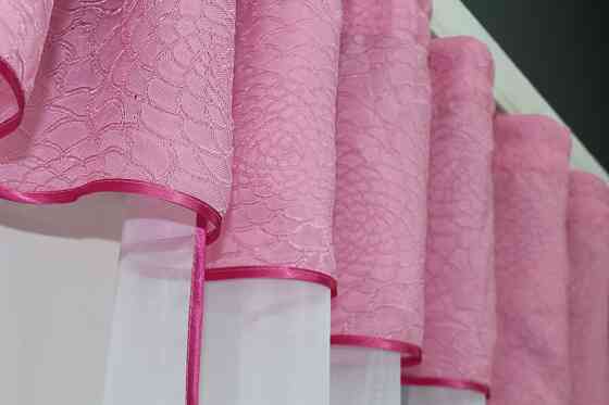 Кухонный комплект VR-Textil № 085к шторки с ламбрекеном белый с розовым 280х170 см (52-0729) Киев