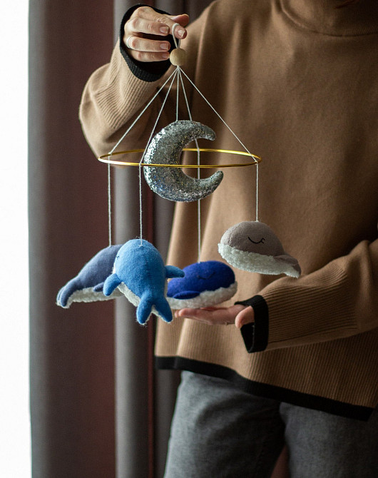 Дитячий мобіль на ліжечко для немовлят ручної роботи WooolyWool «Кити» Київ - фото 4