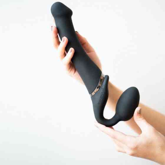 Безремневой страпон с вибрацией Strap-On-Me Vibrating Black L, диаметр 3,7см, пульт ДУ, регулируемый Sex Aura Киев