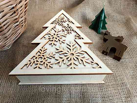 Коробка для подарунку у вигляді ялинки 24 см. Ірпінь