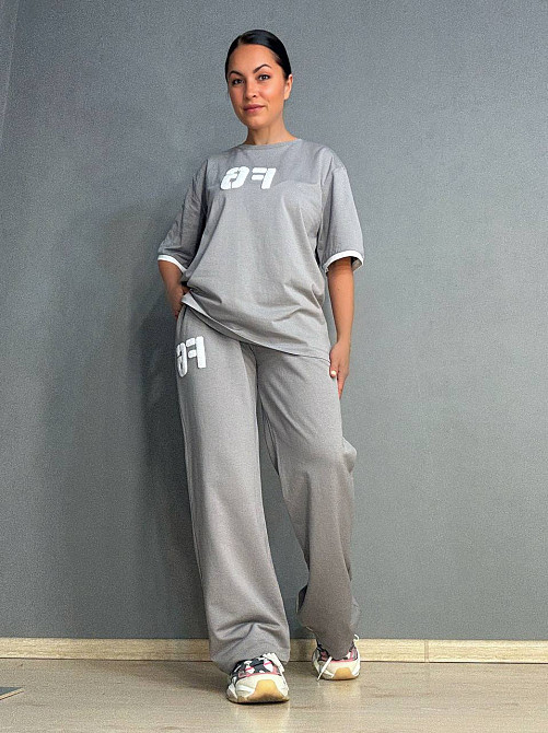 Костюм женский CAPPITONE 101190 оверсайз футболка с нашивкой FG и брюки палаццо на резинке серый, серый, M Киев - изображение 1
