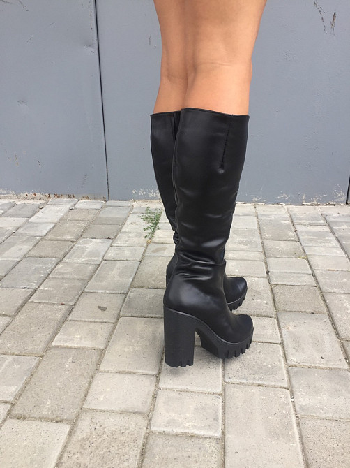 Стильні чоботи жіночі демісезонні весна-осінь на стійкому каблуці чорні, натуральна шкіра 2561 Коломыя - изображение 4