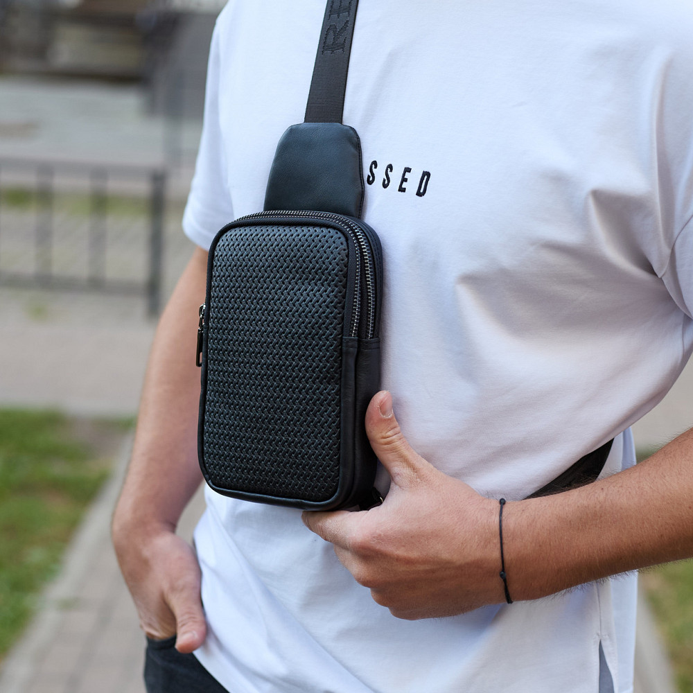 Мужская сумка-слинг через плечо 13х20х5, бананка нагрудная с узором для телефона, черная Киев - изображение 8
