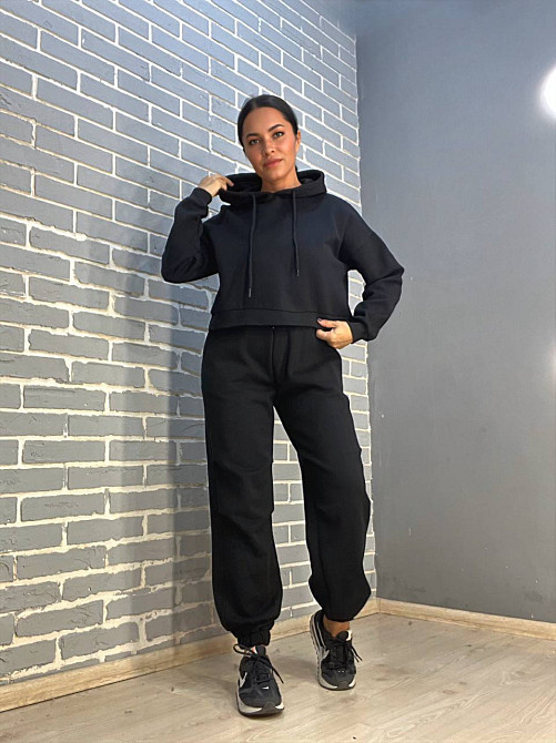 Костюм женский Quzen 478-480 короткое худи с капюшоном и брюки джоггеры на резинке флис черный, черный, M Киев - изображение 12
