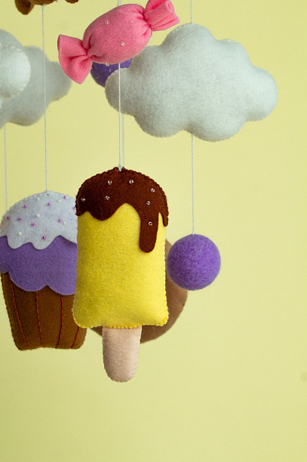 Дитячий мобіль на ліжечко для немовлят ручної роботи WooolyWool «Солодощі» Київ - фото 10