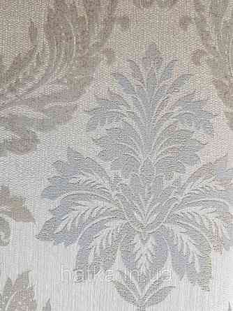 Текстильні шпалери на флізеліновій основі Da capo RaschTextil вензелі сірі завитки бежеві на пісочному Київ