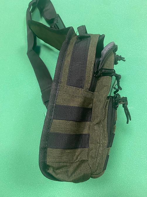 Мужская сумка тактическая через плечо 40 на21см 3 кармана спереди и 2 кармашки боковых хаки темно зеленый Киев - изображение 3