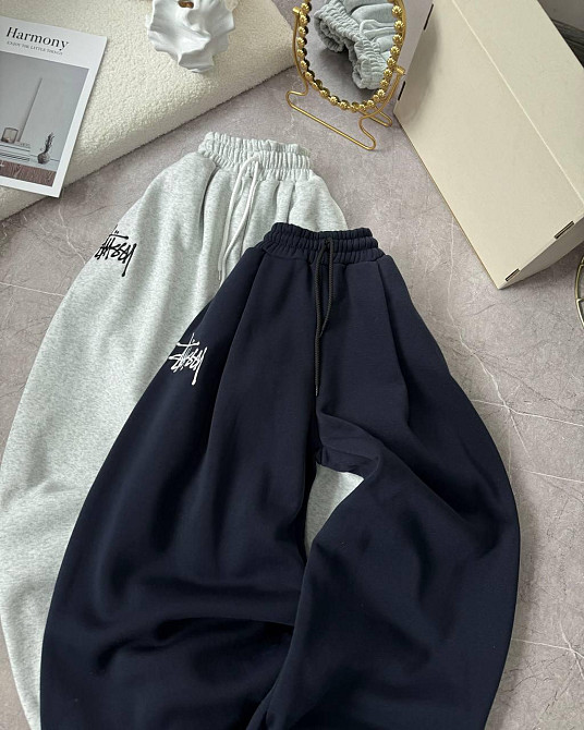 Жіночі об'ємні теплі оверсайз штани тринитка на флісі з вишивкою Синій Одеса - фото 2