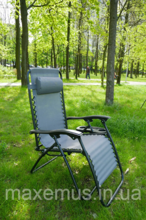 Шезлонг лежак раскладной прочный садовое кресло Bonro SP-167A для сада и дома отдыха на природе серый Мостиска