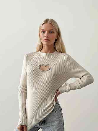 Жіночий базовий светр з оригінальною декорацією у формі сердечка + стрази машинне в'язання Молочний Одеса