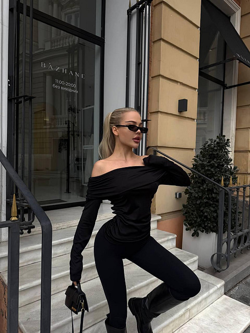 Женский лонгслив с открытыми плечами и изящной драпировкой вдоль плеч и боков турецкий микродайвинг Одесса - изображение 8