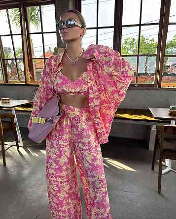 Жіночий легкий прогулянковий оверсайз костюм трійка: сорочка топ і штани софт Одеса