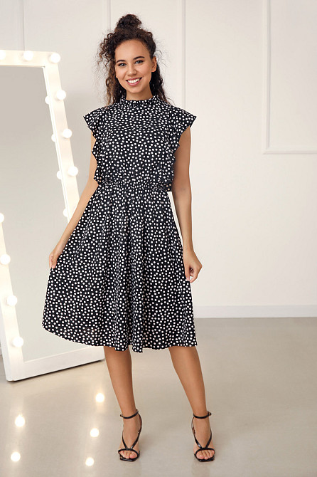 Платье в горошек с воланами 