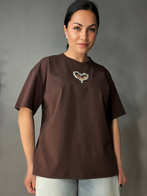 Футболка женская A-N 27009 оверсайз с вырезом в форме сердца с камнями, коричневый, one size Киев - изображение 1