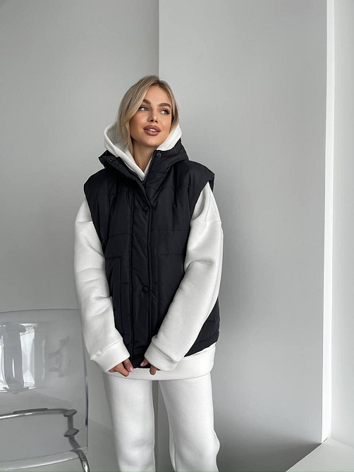Жіноча тепла жилетка з капюшоном плащівка еммі на синтепоні Одеса - фото 6