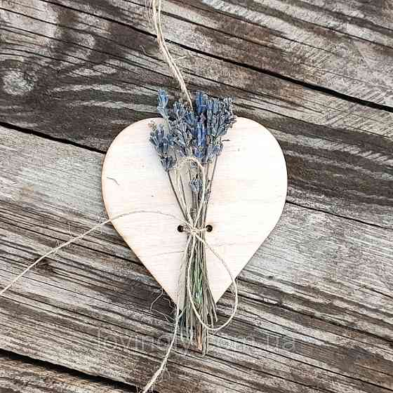 Дерев'яна листівка у формі серця з натуральним декором. Ірпінь