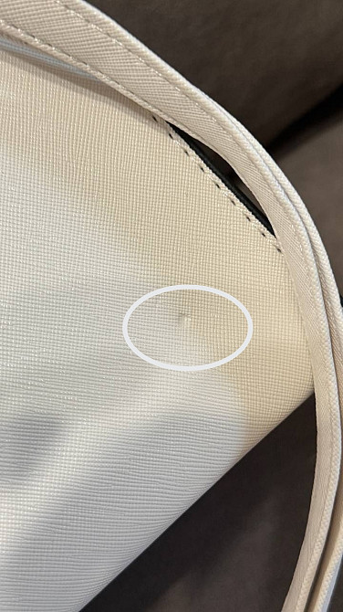 Сумочка з еко-шкіри через плече з кольоровим шарфом на ручці та брелоком (Білий) Вінниця - фото 3