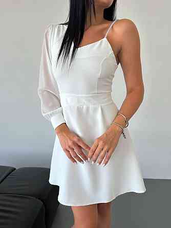 Женское праздничное мини платье на одно плечо костюмка с шифоновыми рукавами Белый, 44 Одесса