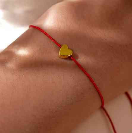 Красный браслет-оберег с золотистым сердечком Киев
