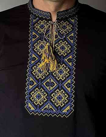 Мужская черная футболка вышиванка с крупным орнаментом на груди в синих и желтых цветах Киев