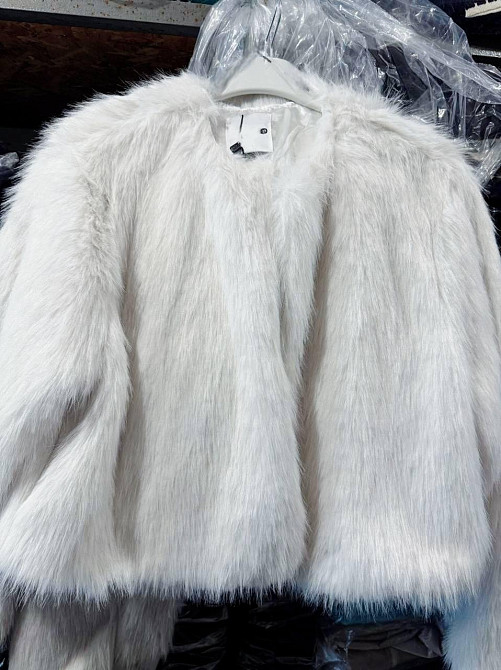 Жіноча укорочена оверсайз шуба без коміра штучне хутро Молочне Одеса - фото 4