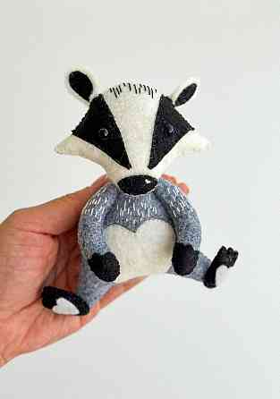 М’яка фетрова іграшка барсук ручної роботи – безпечна розвиваюча іграшка Київ