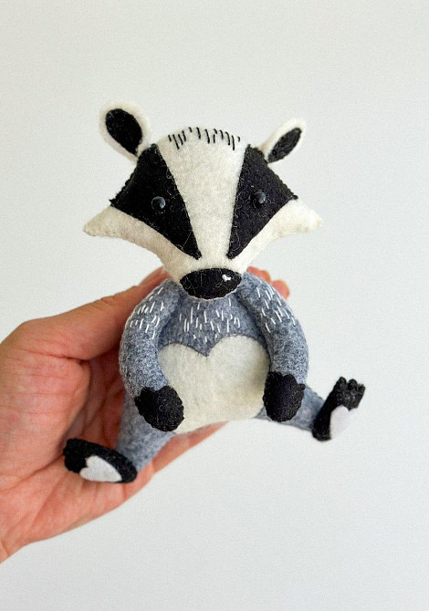 М’яка фетрова іграшка барсук ручної роботи – безпечна розвиваюча іграшка Київ - фото 1
