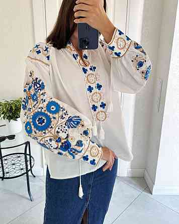 Женская современная вышиванка с голубо-желтой вышивкой и кисточками 80% хлопок, 20% полиэстер Одесса