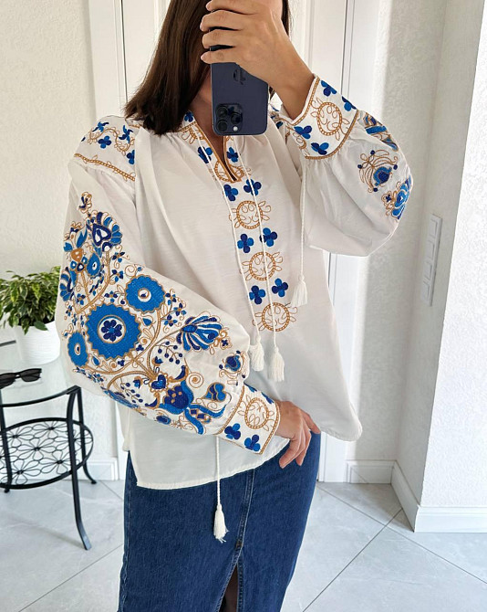 Женская современная вышиванка с голубо-желтой вышивкой и кисточками 80% хлопок, 20% полиэстер Одесса - изображение 1