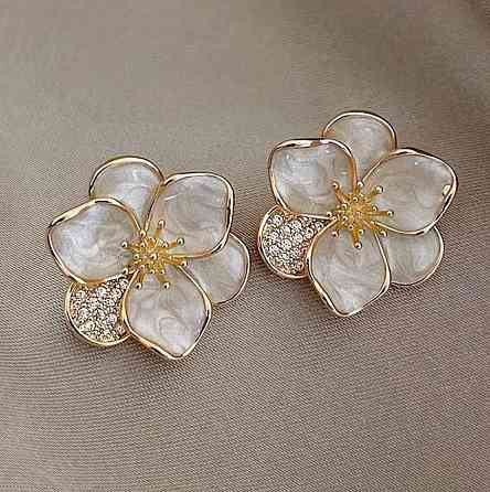Серьги цветок белые эмалированные с кристаллами винтажные золотистые женские серьги 2 см Киев