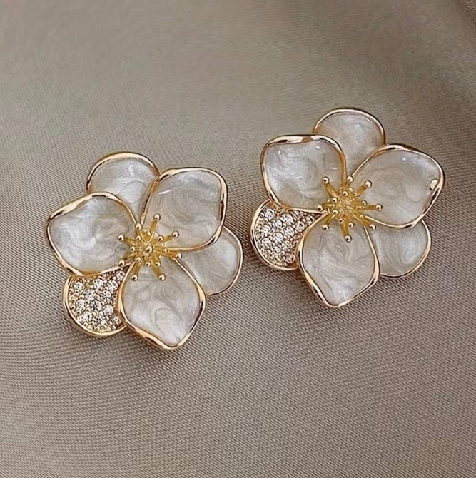 Сережки квітка білі емальовані з кристалами вінтажні золотисті жіночі сережки 2 см Київ - фото 1