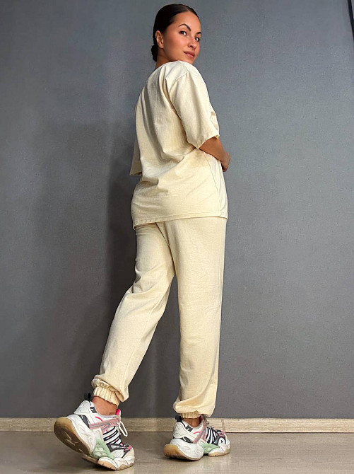 Костюм женский CAPPITONE 20101 оверсайз футболка и брюки-джогеры с надписью бежевый, бежевый, M Киев - изображение 17