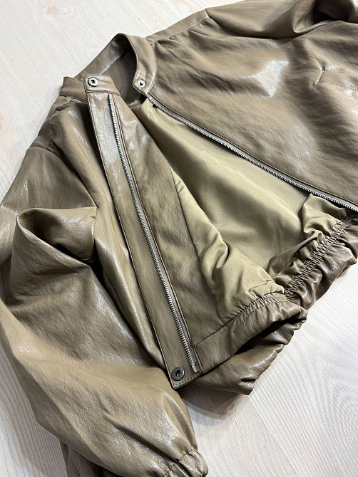 Куртка жіноча Ou Mai 3351 з екошкіри бомбер на блискавці комір-стійка оверсайз бежева, бежевий, XL Київ - фото 5