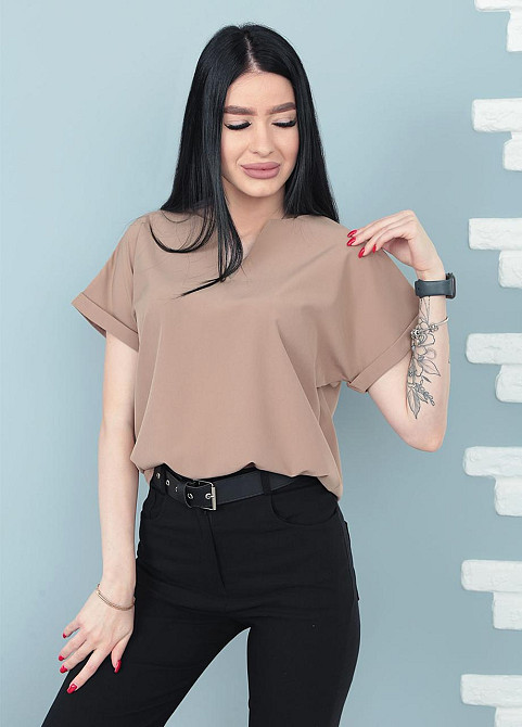 Женская блузка с вырезом и коротким рукавом 