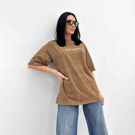 Базовая женская футболка с надписью 